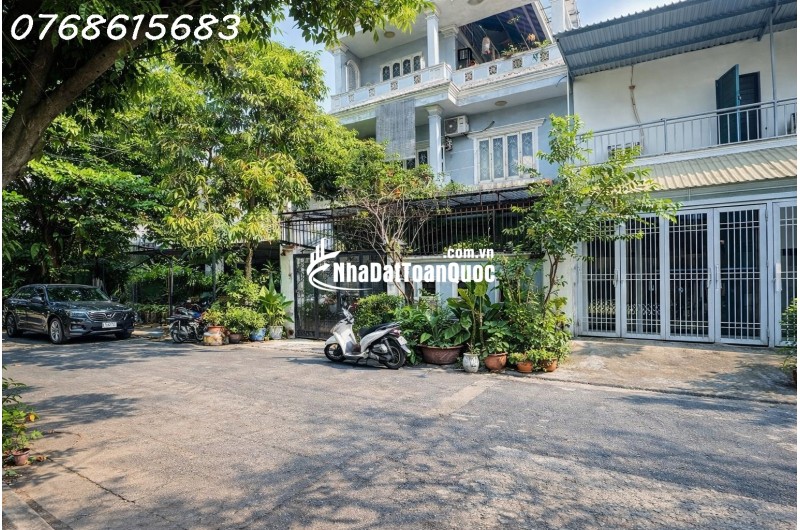 Bán biệt thự ven sông kề Gigamall Phạm Văn Đồng, Thủ Đức: 129m2, 3 tầng, 6PN, 16.5 tỷ - Sổ hồng, giá tốt, ở ngay!